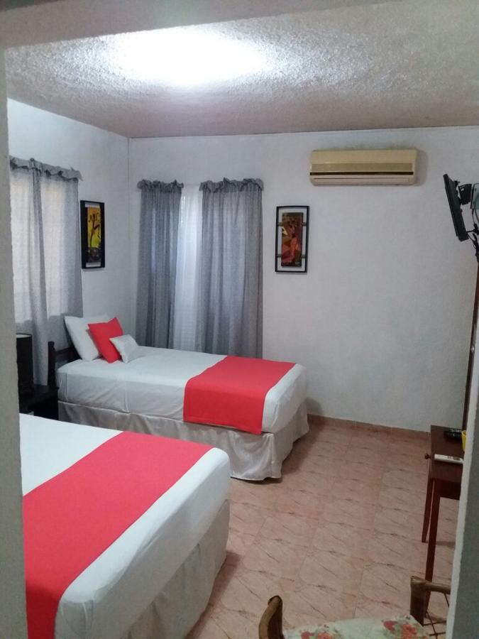 Room In Cancun Stadium Exteriör bild